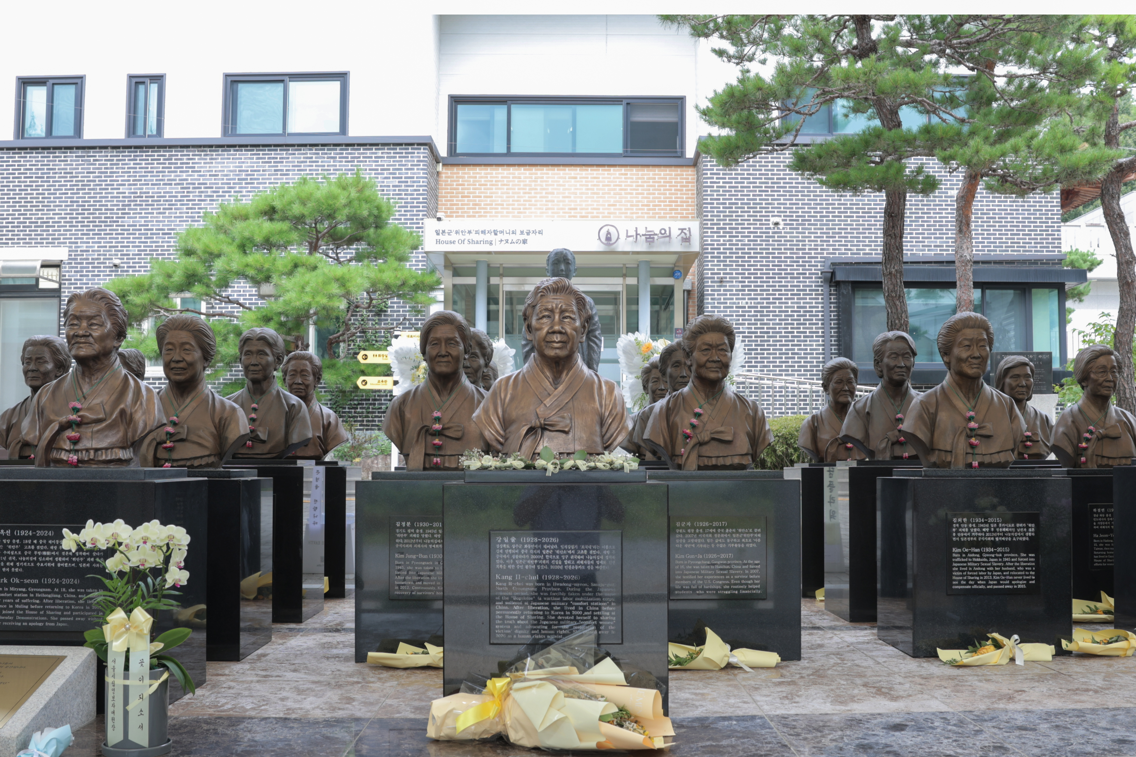 Am 14. August, dem Gedenktag f&uuml;r die Opfer der japanischen milit&auml;rischen sexuellen Sklaverei, stehen im House of Sharing in Gwangju in der Provinz Gyeonggi-do B&uuml;sten verstorbener Opfer.