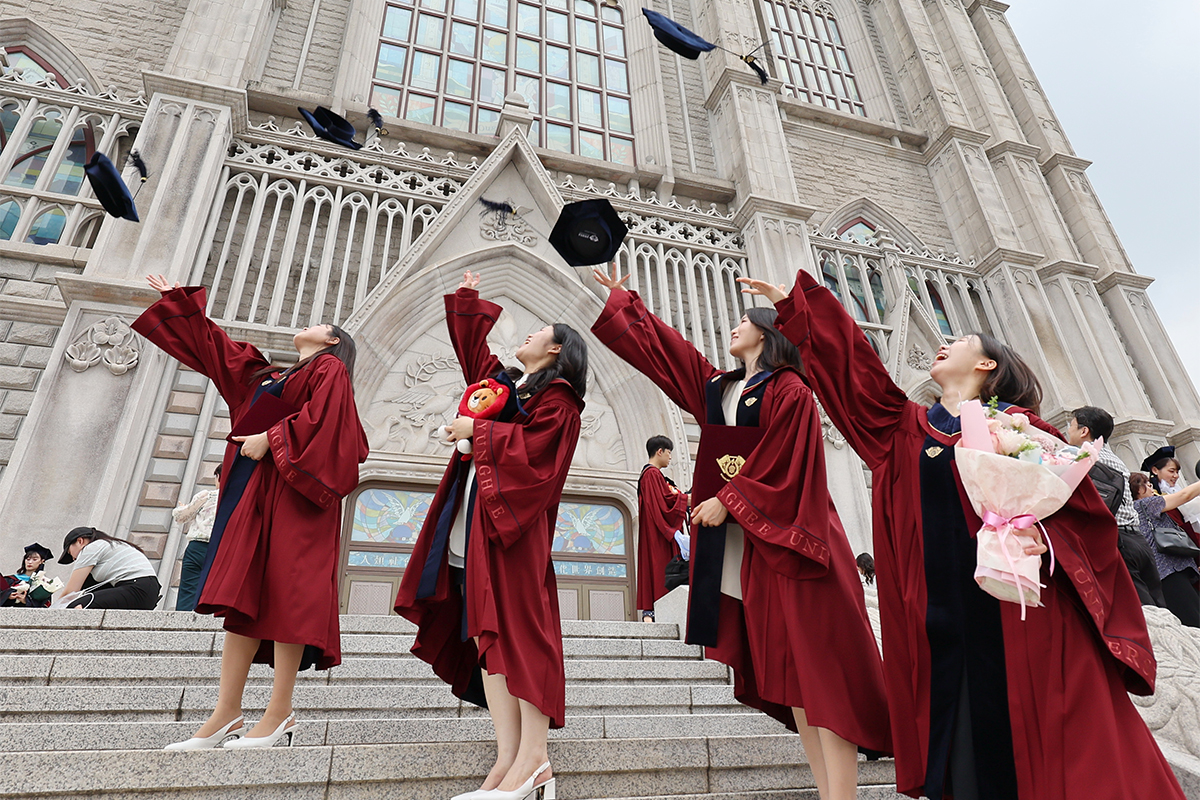 Am 19. August werfen Bachelor-Absolventinnen und -Absolventen bei der Abschlussfeier an der Kyung-Hee-Universität in Dongdaemun-gu, Seoul, ihre Abschlusshüte in die Luft.