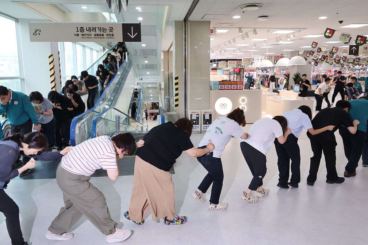 Am 20. August fand in einem Supermarkt in Busanjin-gu in Busan eine Ulchi-Zivilschutz&uuml;bung zur probeweisen Evakuierung bei einem Luftangriff statt.
