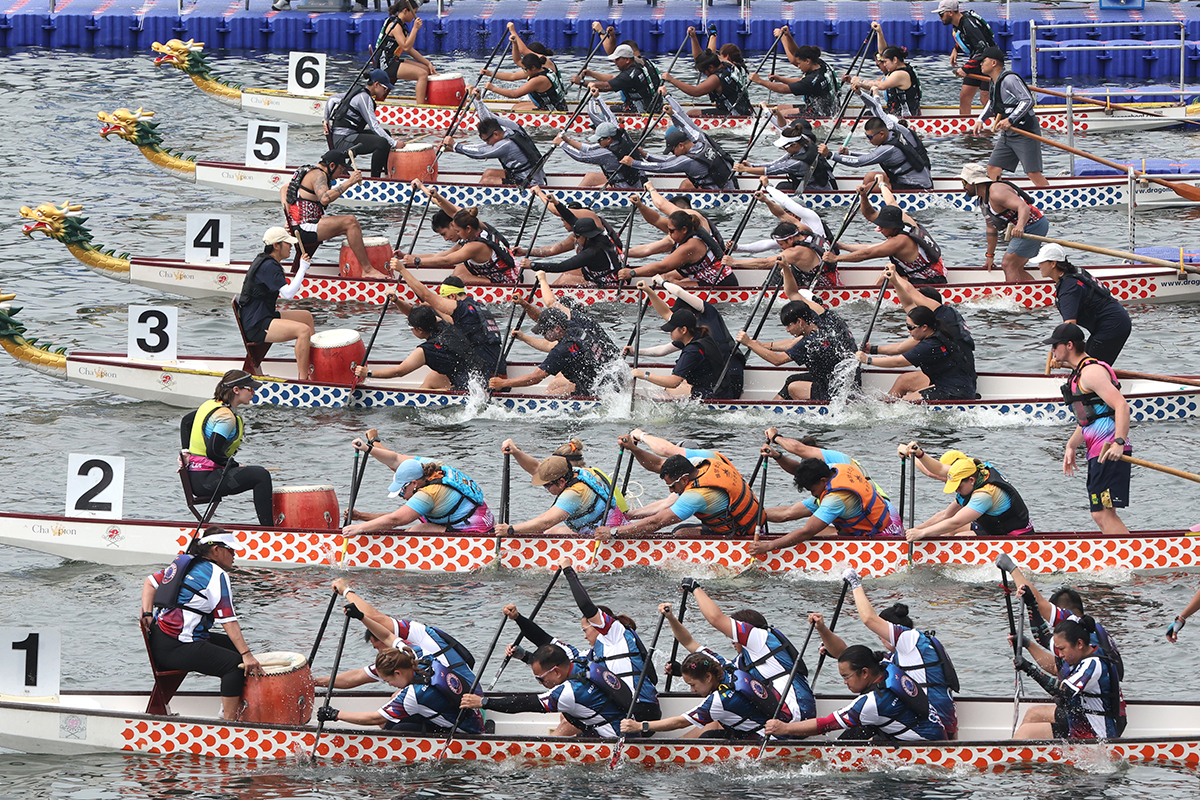Am 21.&nbsp;August rudern Teilnehmer aus verschiedenen L&auml;ndern beim Korea Open Busan International Dragon Boat Race am Fluss Suyeong-gang in Busan im Takt der Trommelschl&auml;ge kraftvoll &uuml;ber das Wasser.