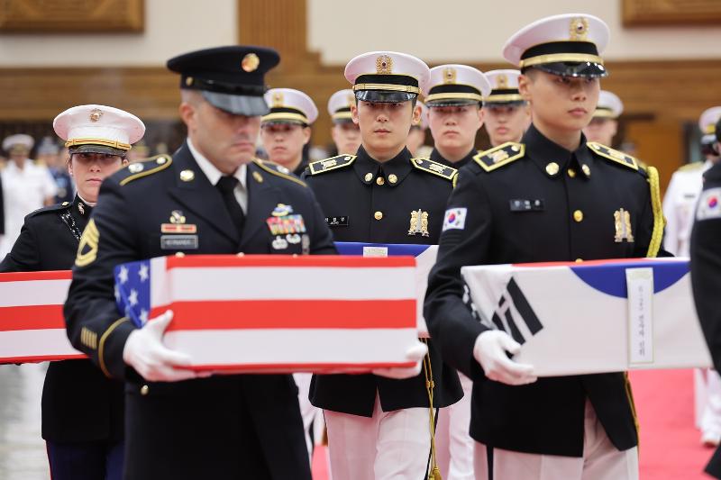 Am 5. Juni findet am Seouler Flughafen in Seongnam in der Provinz Gyeonggi-do eine Zeremonie zur gegenseitigen Rückführung der sterblichen Überreste der Gefallenen des Koreakriegs zwischen Korea und den USA statt ⓒ Yonhap News