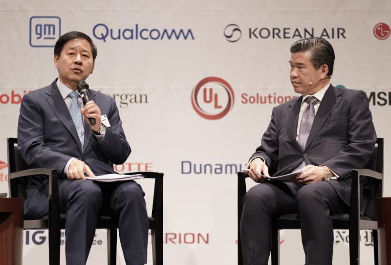 Koo Yun Cheol, stellvertretender Ministerpräsident und Minister für Wirtschaft und Finanzen (links), und James Kim, Vorsitzender der AMCHAM, treffen sich am 19. August im Grand Hyatt Seoul in Yongsan-gu, Seoul ⓒ AMCHAM