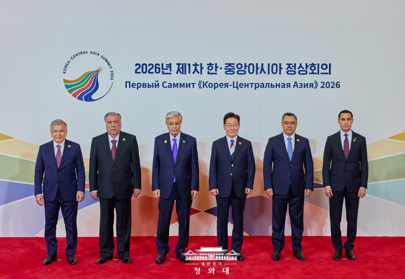Pr&auml;sident Lee Jae Myung (Vierter von links) posiert am 16. September in einem Hotel in Seoul f&uuml;r ein Erinnerungsfoto mit Staats- und Regierungschefs der f&uuml;nf zentralasiatischen L&auml;nder, die am ersten Korea-Zentralasien-Gipfeltreffen teilnehmen. Von links: Schawkat Miromonowitsch Mirsijojew, Pr&auml;sident der Republik Usbekistan, der tadschikische Pr&auml;sident Emomalij Rahmon, der kasachische Pr&auml;sident Kassym-Jomart Tokayev, der kirgisische Pr&auml;sident Sadyr Dschaparow und der turkmenische Pr&auml;sident Sedar Berdimuhamedow ⓒ Cheong Wa Dae