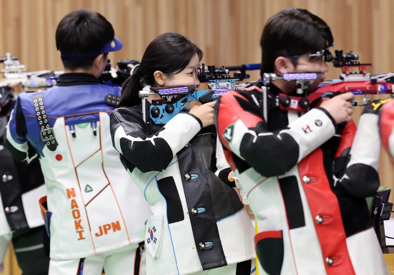 Am 22. September nehmen Park Hajun (rechts) und Ban Hyo-jin (Mitte) im Finale des 10-Meter-Luftgewehrs im Mixed-Team in der Aichi Prefectural General Shooting Range bei den Asienspielen 2026 in Aichi und Nagoya teil 