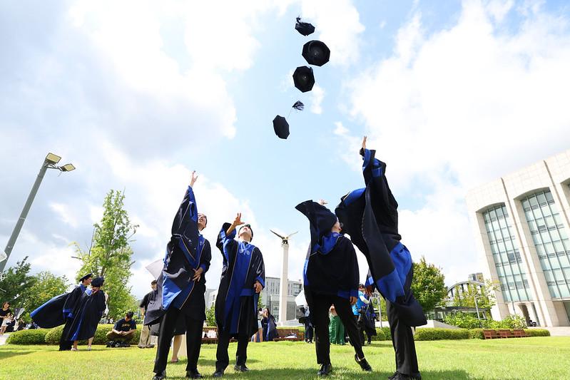 Am 28. August 2025 werfen Hochschulabsolventen bei der Abschlussfeier an der Yonsei-Universität im Seodaemun-gu, Seoul, ihre Absolventenhüte in die Luft ⓒ Korea.net DB