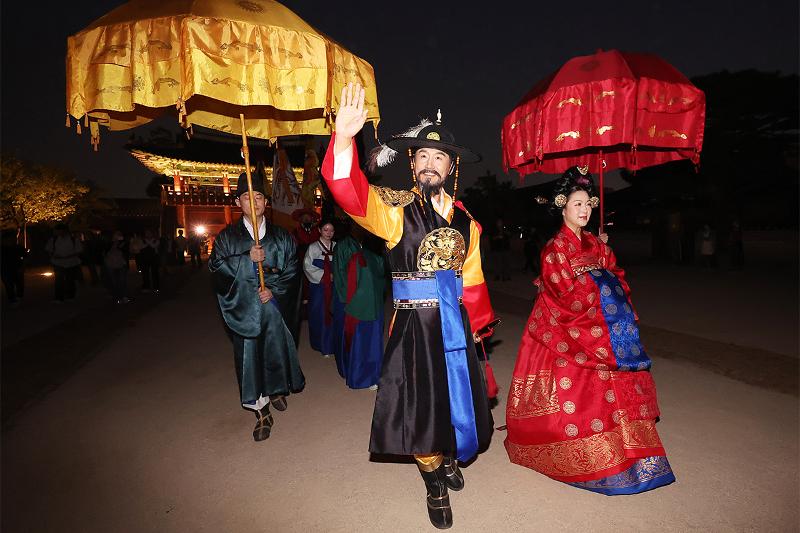 Am 29. September findet die Nachstellung der Prozession von K&ouml;nig Jeongjo beim &bdquo;63. Suwon Hwaseong Kulturfestival&ldquo; im Palast Hwaseong Haenggung in Suwon, Provinz Gyeonggi-do, statt.