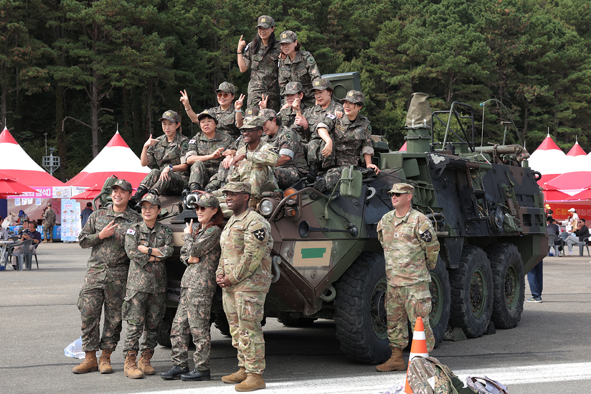 Am 1. Oktober, dem Tag der Streitkr&auml;fte, posieren US-amerikanische Soldaten in Korea beim Gyeryong Military Culture Festival in Gyeryong in der Provinz Chungcheongnam-do f&uuml;r ein Erinnerungsfoto mit dem Sch&uuml;tzenpanzer. 