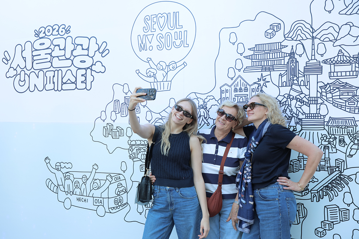 Am 2. Oktober posieren ausl&auml;ndische Touristen beim &bdquo;2026 Seoul Tourism ON Festa&ldquo; am Palgakjeong-Pavillon auf dem Namsan in Jung-gu f&uuml;r ein Erinnerungsfoto.
