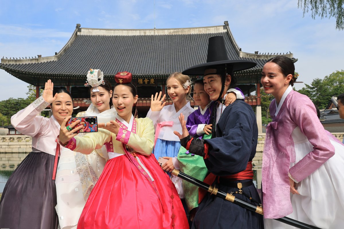 tAm 19. Oktober posieren Teilnehmerinnen und Teilnehmer an einem Kampagne f&uuml;r das richtige Tragen des Hanbok im Gyeongbok-gung, Seoul, f&uuml;r ein Erinnerungsfoto.