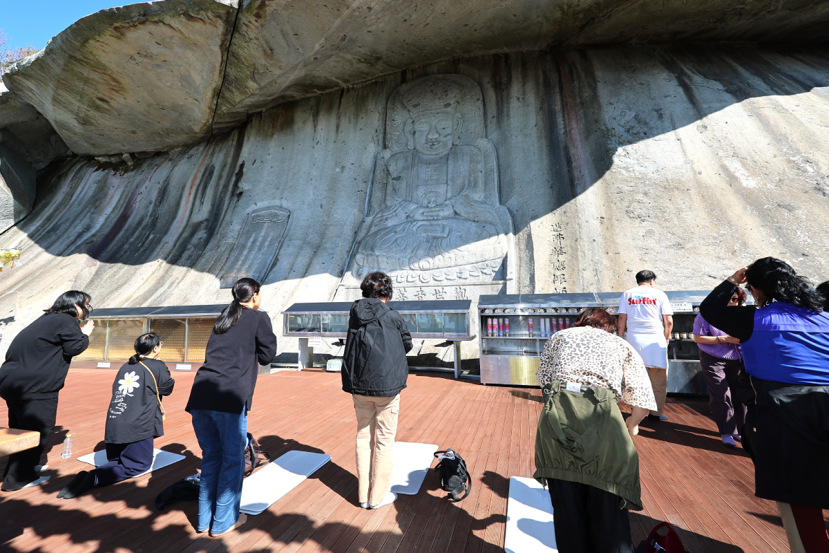 Am 20. Oktober, 30 Tage vor der Hochschulaufnahmepr&uuml;fung 2027, Suneung, beten Eltern von Pr&uuml;flingen vor der sitzenden Felsbuddha-Statue im Bomunsa-Tempel in Ganghwa-gun, Incheon. 