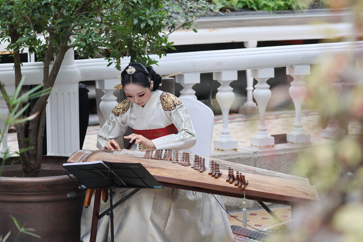 Am 26. Oktober gibt das Fusion Korean Traditional Music Ensemble Hwasumok ein Konzert im Grand Greenhouse des Changgyeonggung-Palastes in Jongno-gu, Seoul.