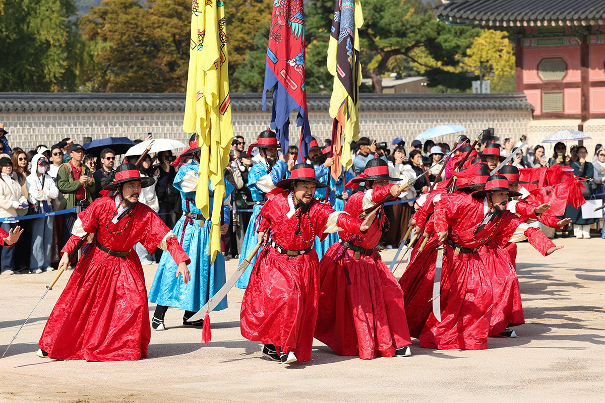 Am 30. Oktober wird die Inspektionszeremonie der k&ouml;niglichen Wachen &bdquo;Cheopjong&ldquo; im Gyeongbokgung-Palast in Jongno-gu, Seoul, nachgestellt.