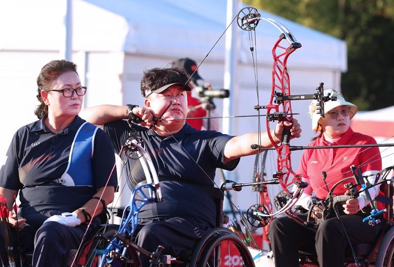 Am 21. Oktober tritt das koreanische Bogenschieß-Duo Kim Ok-geum (links) und Park Hong-jo (Zweiter von links) im Finale des W1-Mixed-Teams bei den Para-Asienspielen 2026 in Aichi und Nagoya auf dem Mehrzweckplatz des Okazaki Chuo Sogo Parks an 