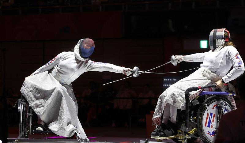 Am 21. Oktober nimmt Jo Eun-hye (links) bei den Para-Asienspielen 2026 in Aichi und Nagoya am Finale im Degen-Einzel der Frauen, Kategorie B, im Rollstuhlfechten im Inae Sports Center teil