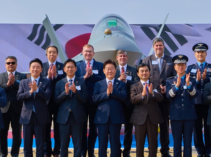 Koreanisches erstes Kampfflugzeug KF-21 wurde ausgeliefert