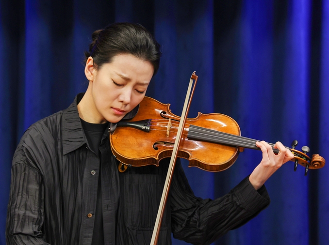 Clara-Jumi Kang tritt auf der Bühne in Korea auf