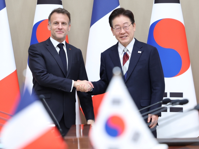 Korea und Frankreich führten Gipfeltreffen im Cheong Wa Dae durch