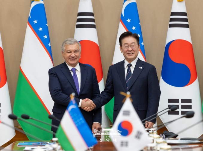 Korea und Usbekistan bauen ihre Zusammenarbeit im Verteidigungsbereich und bei kritischen Mineralien aus
