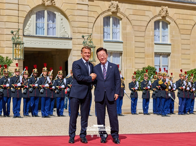 Korea und Frankreich weiten ihre Zusammenarbeit in den Bereichen Verteidigung und KI aus